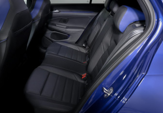 Подержанный автомобиль Volkswagen Golf R Hatchback 2023 года (10 фото)