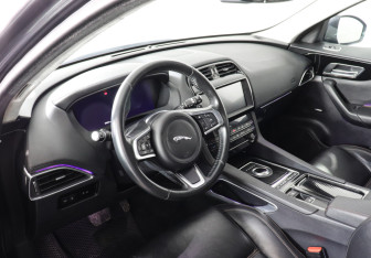 Подержанный автомобиль Jaguar F-Pace 2020 года (9 фото)