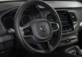 Подержанный автомобиль Volvo XC90 2021 года (16 фото)