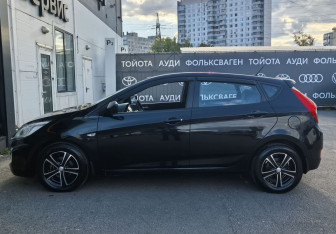 Подержанный автомобиль Hyundai Solaris Hatchback 2013 года (8 фото)