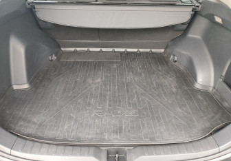 Подержанный автомобиль Toyota RAV4 2021 года (13 фото)