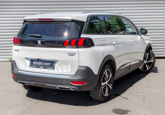 Подержанный автомобиль Peugeot 5008 Suv 2021 года (5 фото)