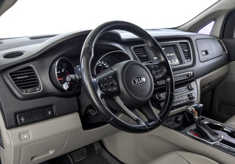 Подержанный автомобиль Kia Carnival 2019 года (15 фото)