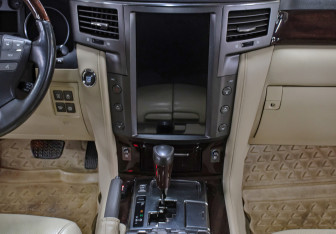 Подержанный автомобиль Lexus LX 2009 года (16 фото)