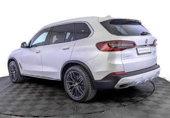 Подержанный автомобиль BMW X5 2018 года (7 фото)