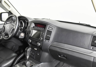 Подержанный автомобиль Mitsubishi Pajero 2014 года (8 фото)