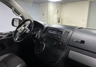 Подержанный автомобиль Volkswagen Multivan 2013 года (18 фото)