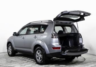 Подержанный автомобиль Mitsubishi Outlander 2008 года (6 фото)