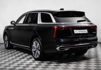 Подержанный автомобиль Hongqi E-HS9 2021 года (7 фото)