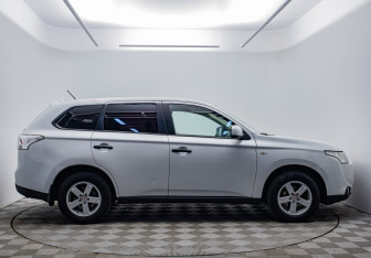 Подержанный автомобиль Mitsubishi Outlander 2014 года (6 фото)