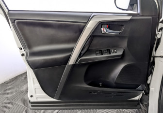 Подержанный автомобиль Toyota RAV4 2017 года (20 фото)