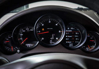 Подержанный автомобиль Porsche Cayenne 2012 года (17 фото)