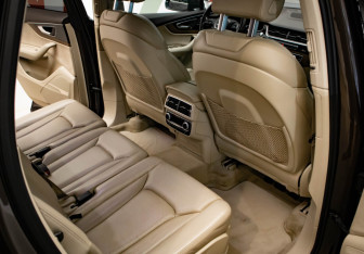 Подержанный автомобиль Audi Q7 2016 года (35 фото)