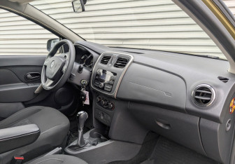 Подержанный автомобиль Renault Sandero 2017 года (11 фото)