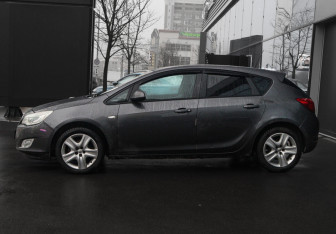 Подержанный автомобиль Opel Astra Hatchback 2010 года (8 фото)