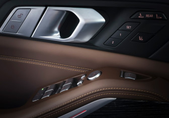 Подержанный автомобиль BMW X7 2021 года (21 фото)