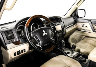 Подержанный автомобиль Mitsubishi Pajero 2017 года (13 фото)