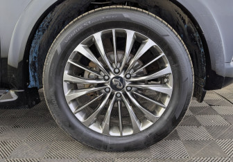 Подержанный автомобиль Infiniti QX80 2019 года (12 фото)