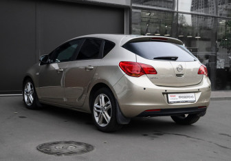 Подержанный автомобиль Opel Astra Hatchback 2011 года (7 фото)