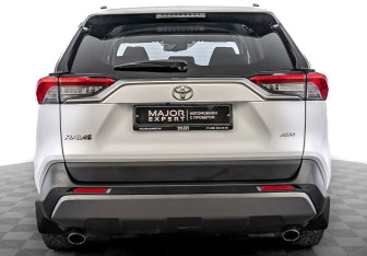 Подержанный автомобиль Toyota RAV4 2021 года (6 фото)