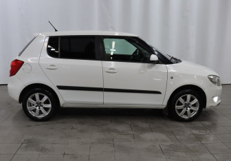 Подержанный автомобиль Skoda Fabia Hatchback 2011 года (7 фото)