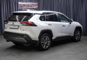 Подержанный автомобиль Toyota RAV4 2020 года (5 фото)