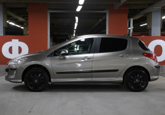 Подержанный автомобиль Peugeot 308 Hatchback 2010 года (8 фото)