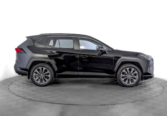 Подержанный автомобиль Toyota RAV4 2022 года (4 фото)
