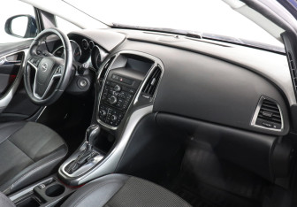 Подержанный автомобиль Opel Astra Hatchback 2011 года (6 фото)