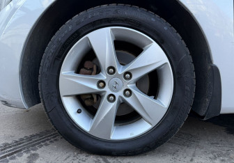 Подержанный автомобиль Hyundai Elantra Sedan 2012 года (9 фото)