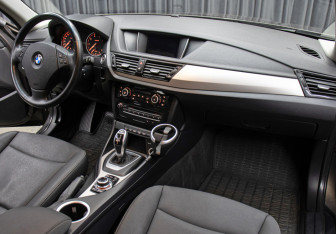 Подержанный автомобиль BMW X1 2013 года (11 фото)