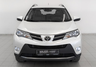 Подержанный автомобиль Toyota RAV4 2015 года (3 фото)