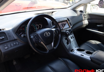 Подержанный автомобиль Toyota Venza 2013 года (10 фото)