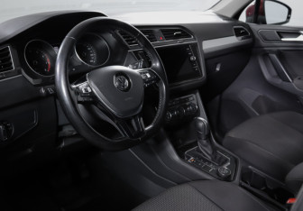 Подержанный автомобиль Volkswagen Tiguan 2019 года (14 фото)