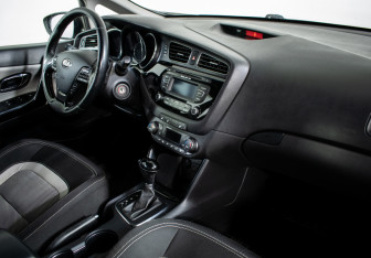 Подержанный автомобиль Kia Ceed Hatchback 2012 года (10 фото)