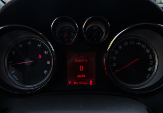 Подержанный автомобиль Opel Astra Sedan 2013 года (18 фото)