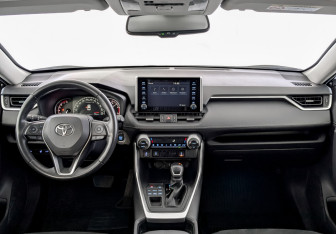Подержанный автомобиль Toyota RAV4 2021 года (14 фото)