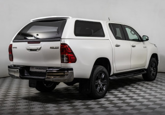 Подержанный автомобиль Toyota Hilux 2021 года (5 фото)