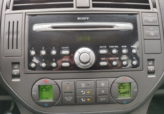 Подержанный автомобиль Ford C-MAX 2006 года (13 фото)