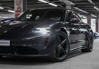 Подержанный автомобиль Porsche Taycan 2021 года (25 фото)