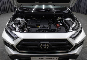 Подержанный автомобиль Toyota RAV4 2024 года (9 фото)
