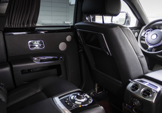 Подержанный автомобиль Rolls-Royce Ghost 2010 года (29 фото)