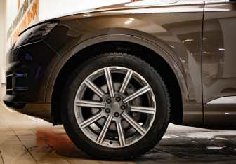 Подержанный автомобиль Audi Q7 2016 года (38 фото)
