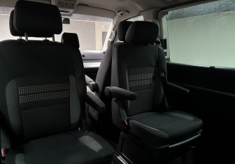 Подержанный автомобиль Volkswagen Multivan 2013 года (23 фото)