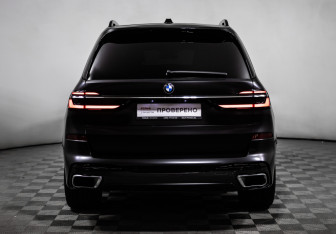 Подержанный автомобиль BMW X7 2023 года (6 фото)