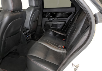 Подержанный автомобиль Jaguar XJ 2016 года (12 фото)