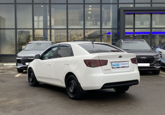 Подержанный автомобиль Kia Cerato Sedan 2012 года (7 фото)