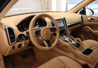 Подержанный автомобиль Porsche Cayenne 2015 года (7 фото)