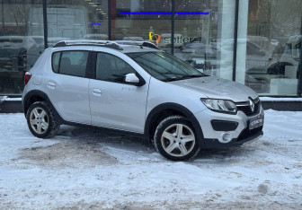 Подержанный автомобиль Renault Sandero 2017 года (3 фото)