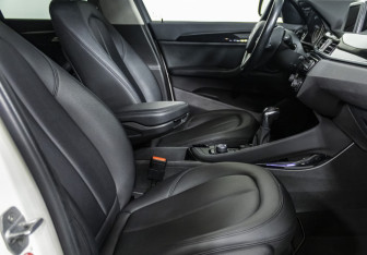 Подержанный автомобиль BMW X1 2016 года (10 фото)